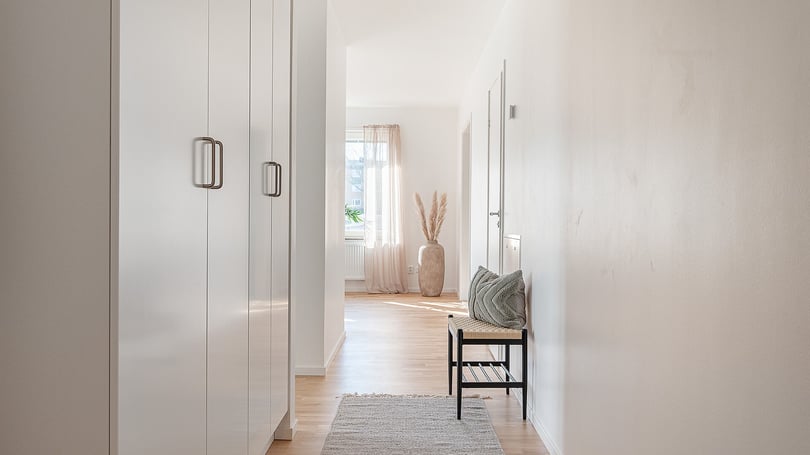 Inflyttningsklar lägenhet med ljus hall, garderober och ljusinsläpp från fönster