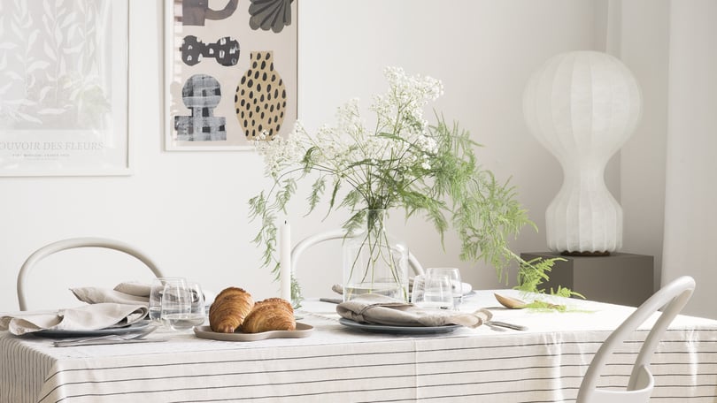 Sommarstylat matbord i ljusa nyanser