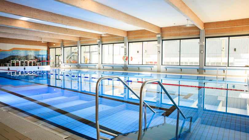 Simhall med stora fönster