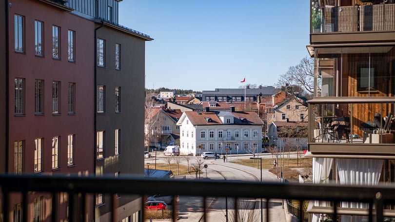 Urbant bostadskvarter med moderna flerbostadshus, gatumiljö och utsikt över stadshus och taklandskap