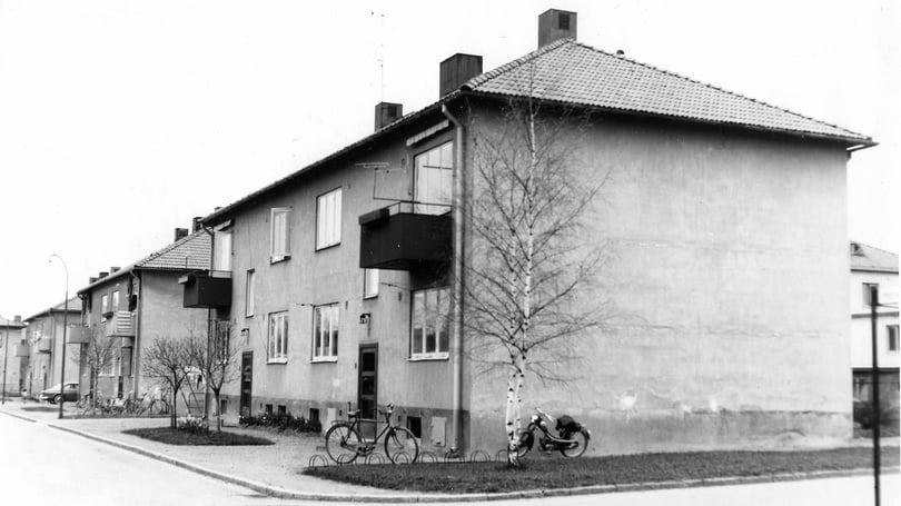 Flerbostadshus med balkonger och cyklar utanför