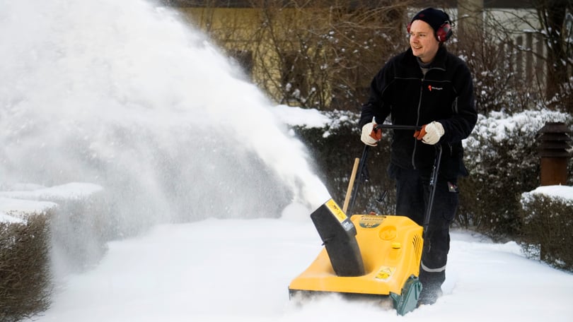 Man kör en snöslunga