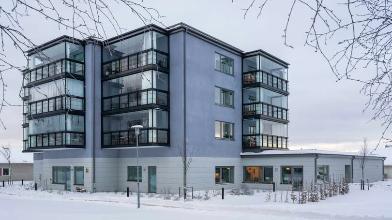 Lägenhet i ett flerbostadshus med balkonger i vintermiljö