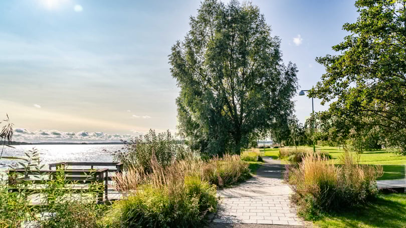Gångväg vid vattnet
