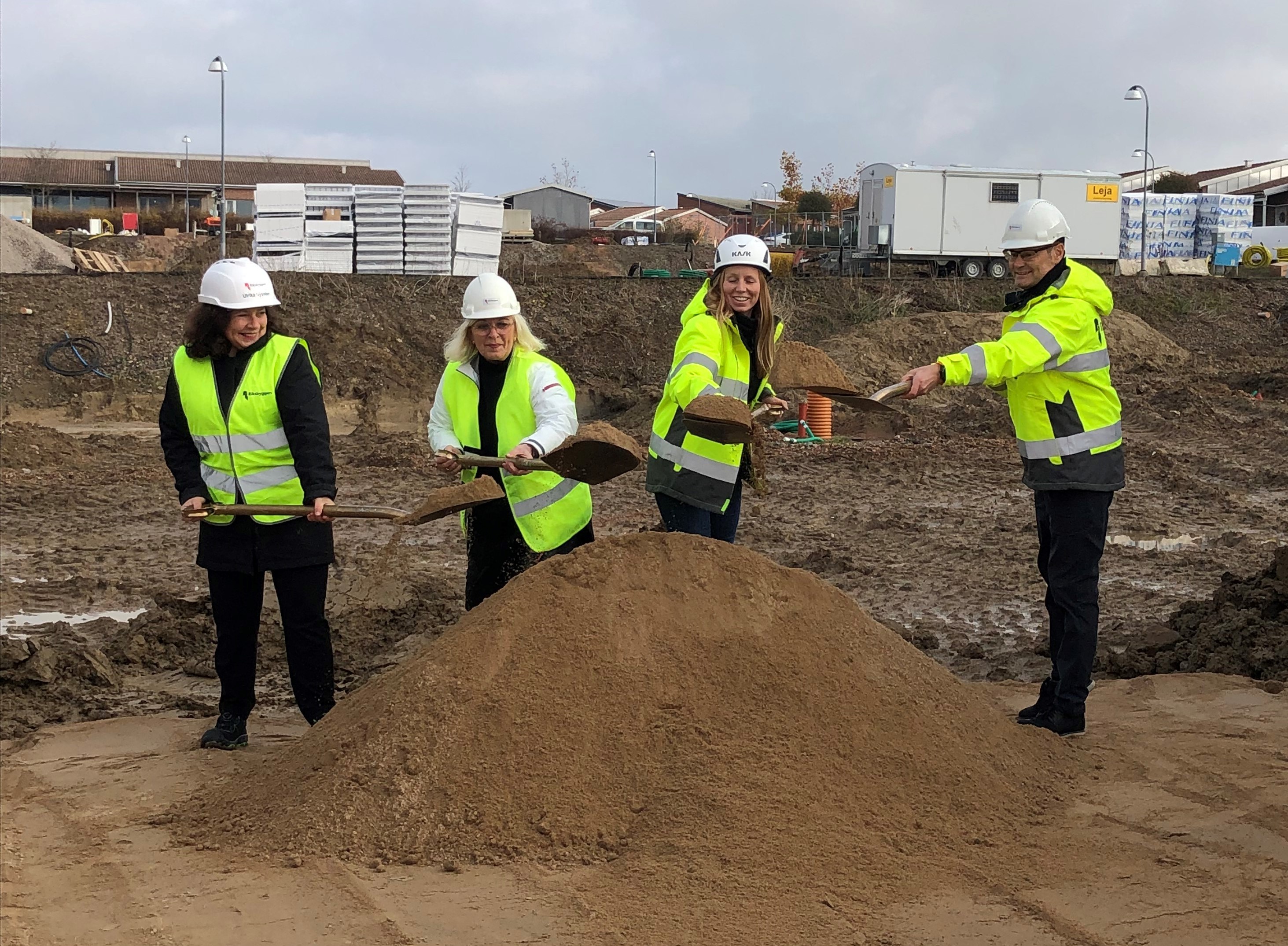 Första spadtaget för Riksbyggens nya radhusområde i Dalby, Lund