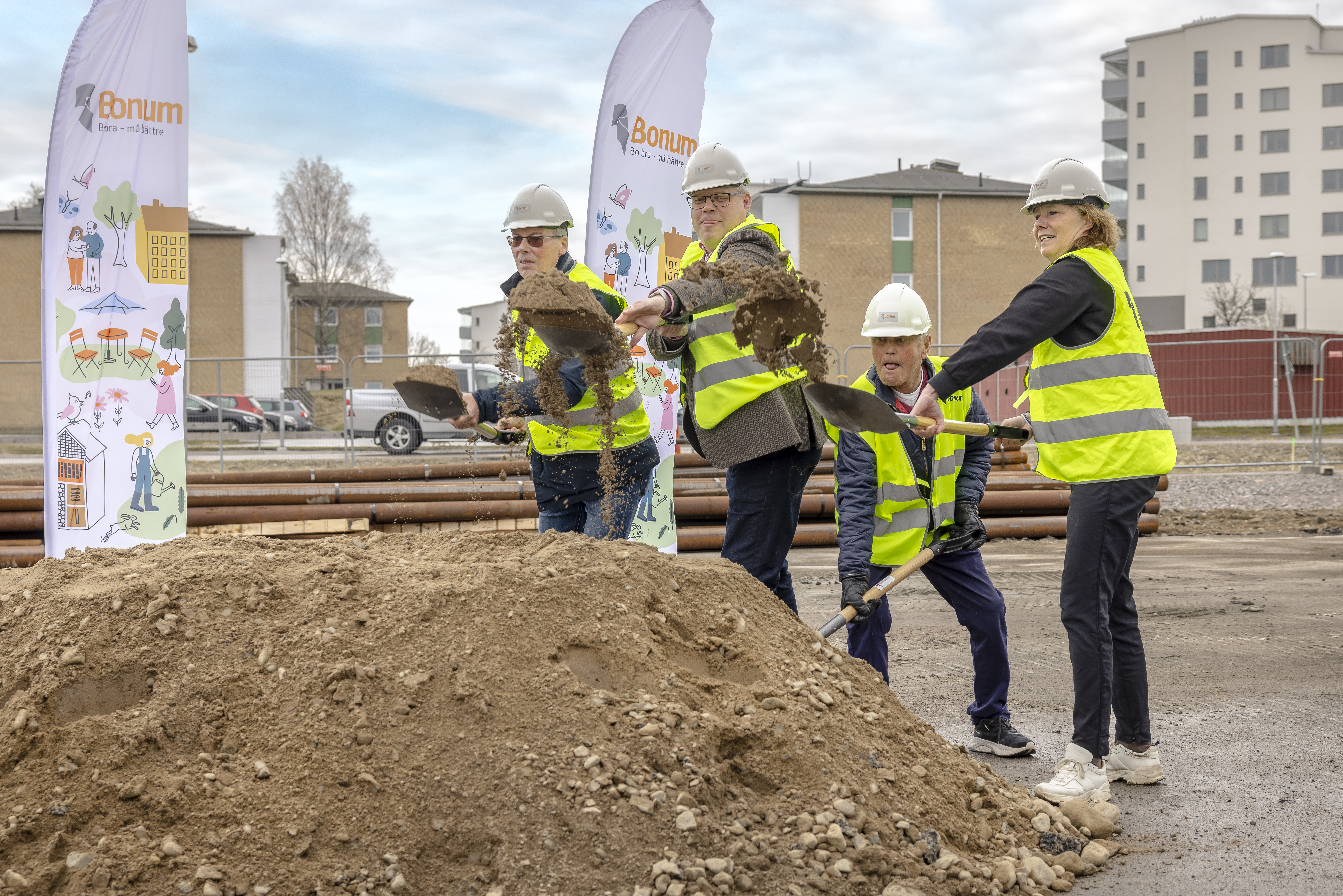 Välbesökt första spadtag för Riksbyggens seniorbostäder i Trosa