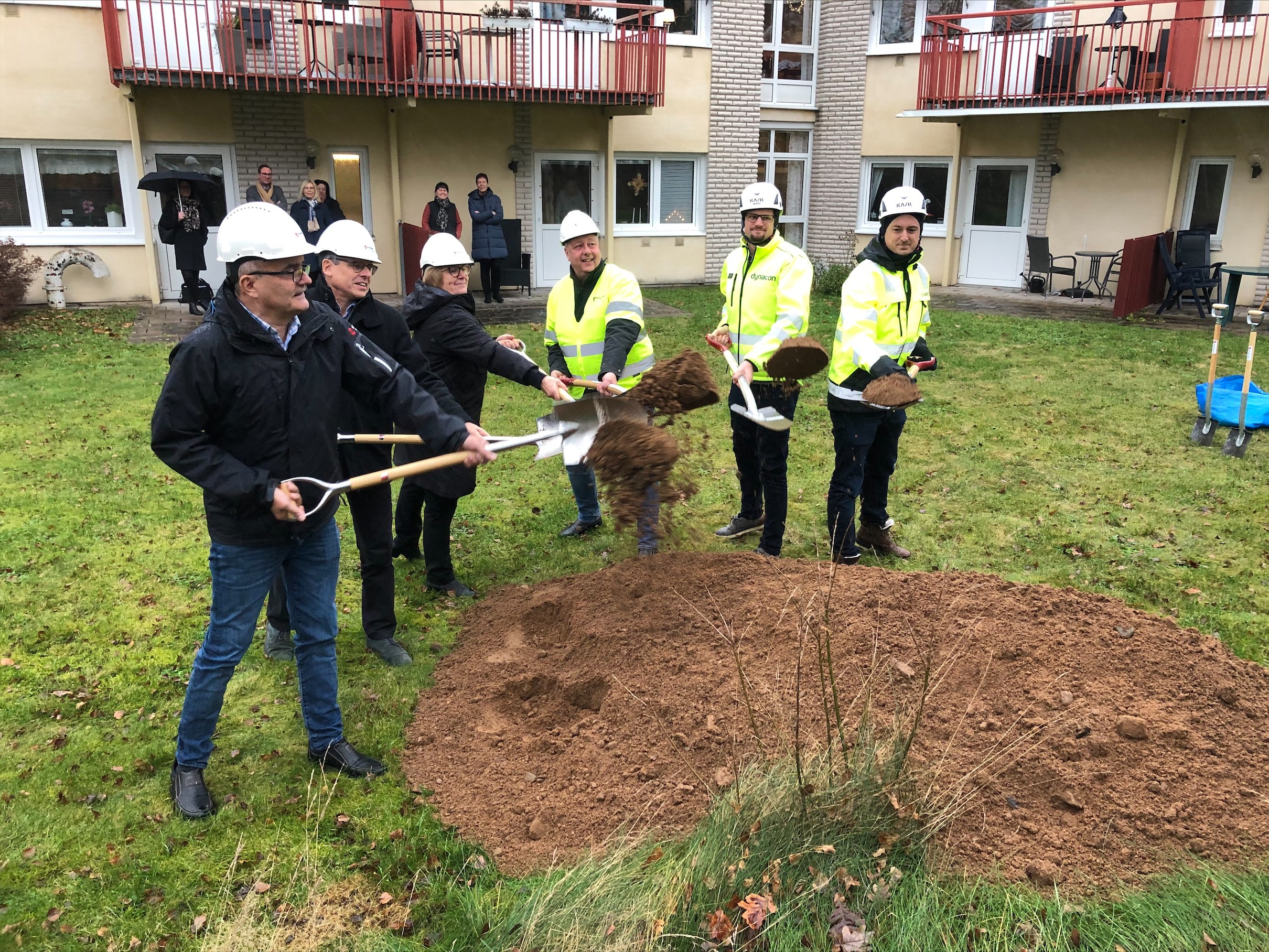 Första spadtaget för om- och tillbyggnad av äldreboendet Lindgården i Hultsfred