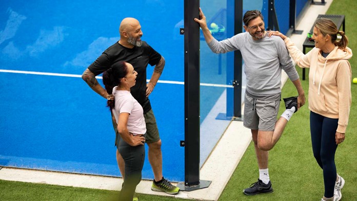 Grannar spelar padel tillsammans