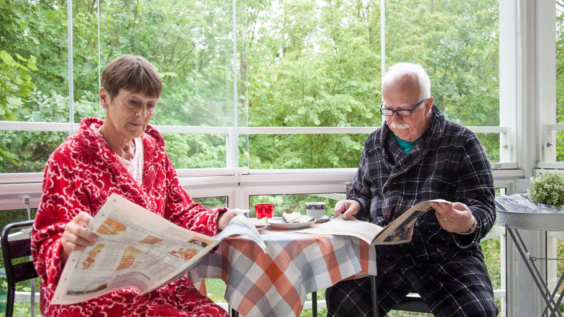 Tidningsläsning på balkongen