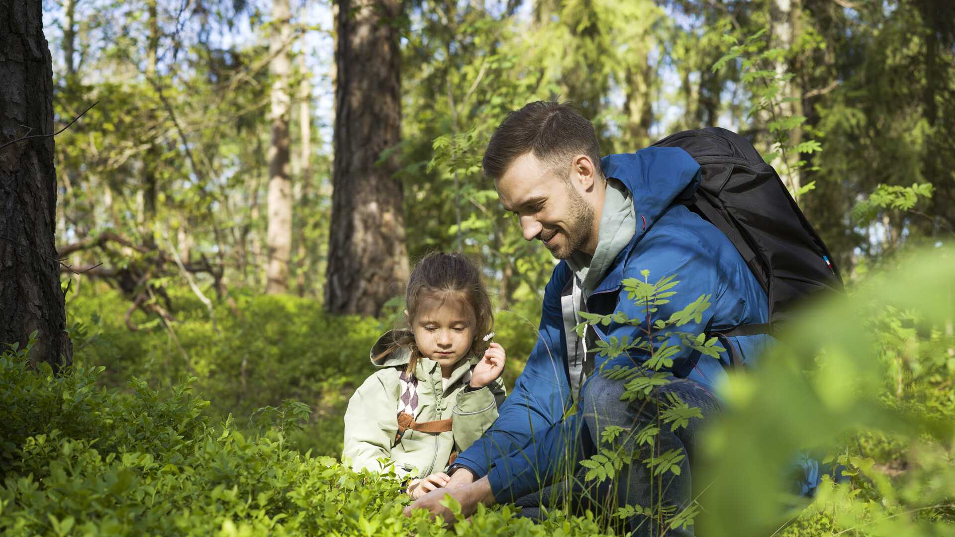 Pappa med barn i skogen