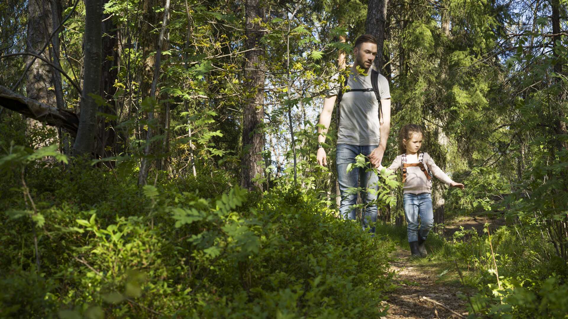 Pappa med barn i skogen
