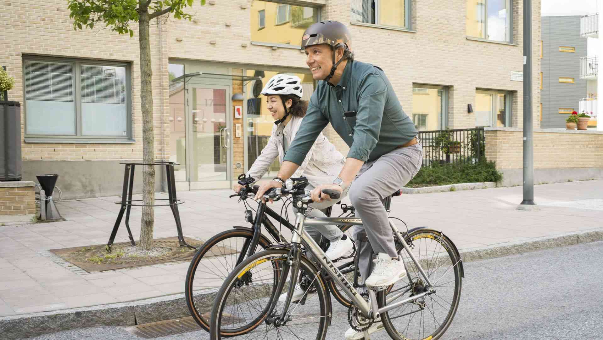 Man och kvinna som cyklar