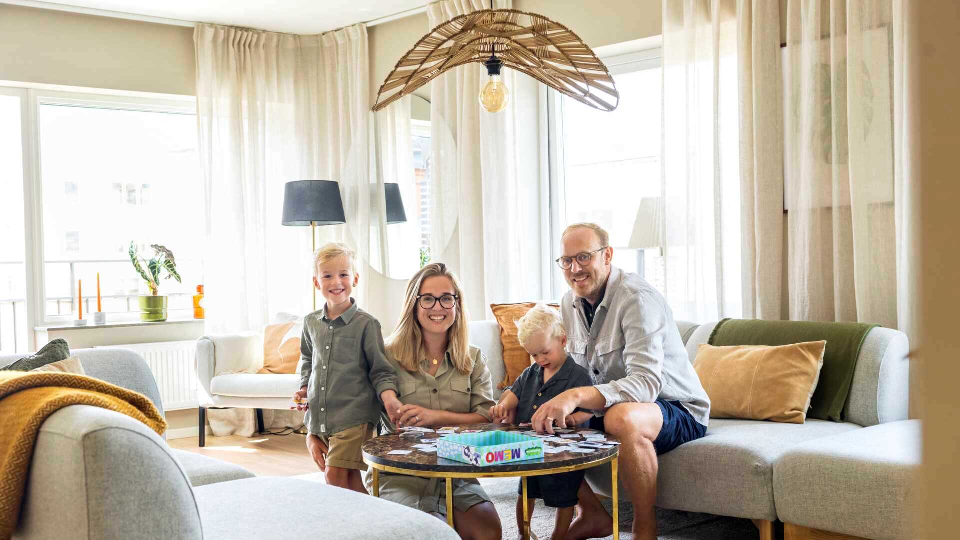 Familj i vardagsrum