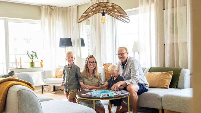 Familj i vardagsrum