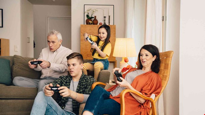 Familj spelar TV-spel