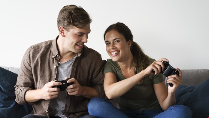 Ungt par spelar TV-spel