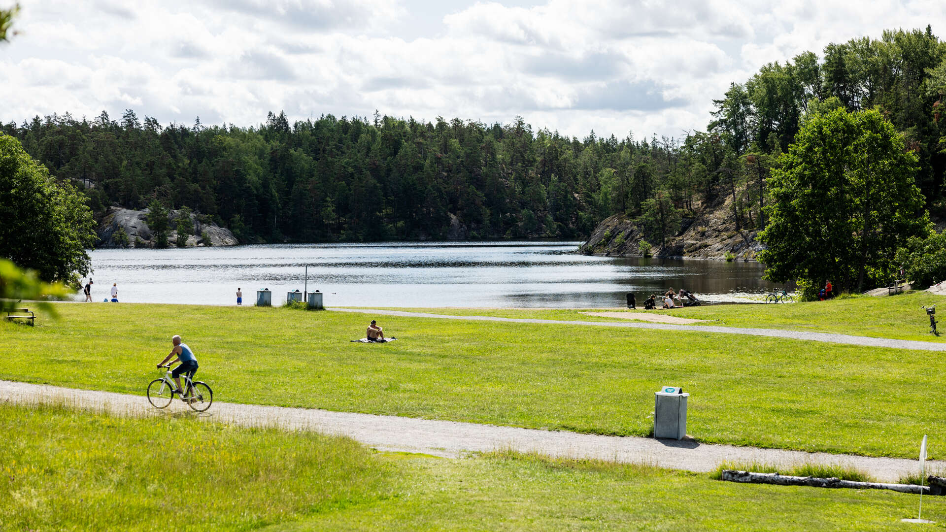 Björkhagen gångväg och sjö