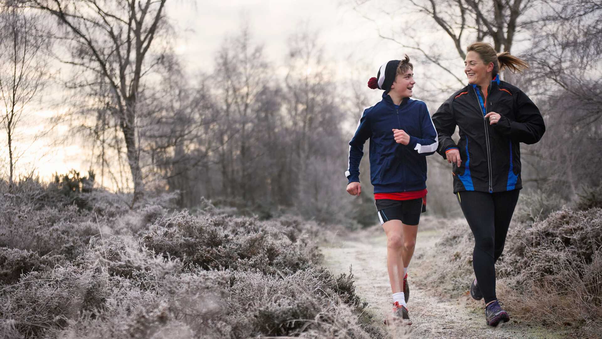 Joggare i frostig skog