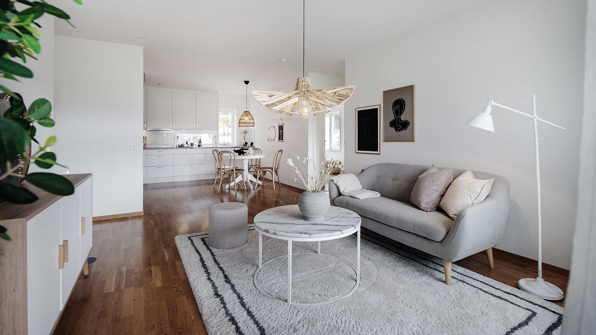 Vardagsrum med matplats 