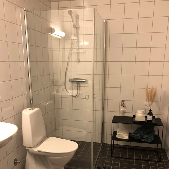 Badrum med duschkabin i två rum och kök
