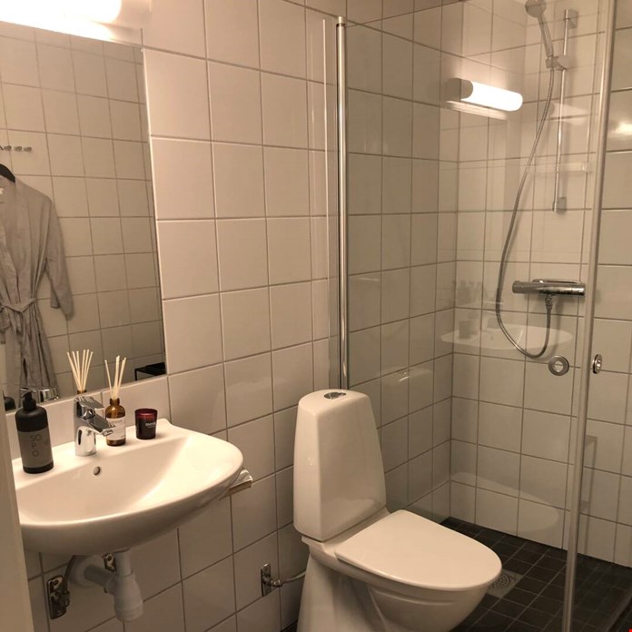 Badrum med duschkabin i två rum och kök