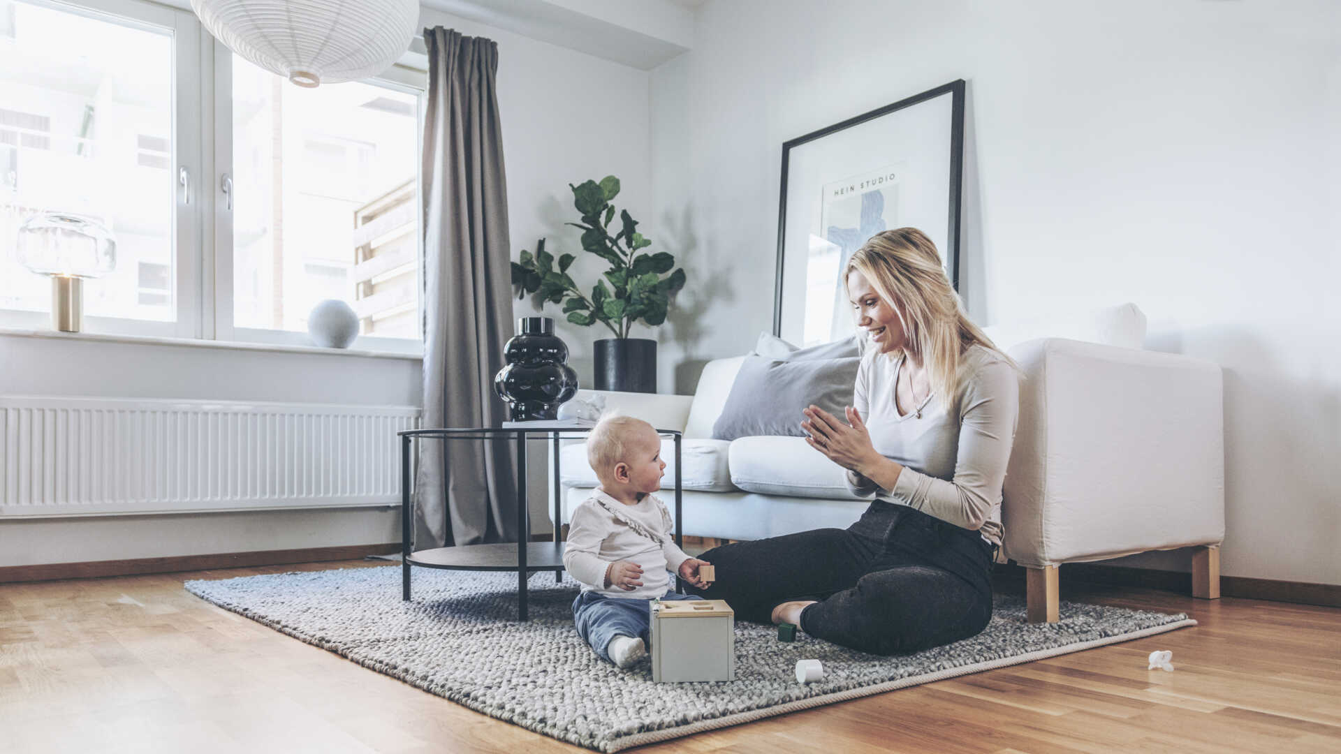 Nya Parken Allé Norrköping mamma & barn i vardagsrum