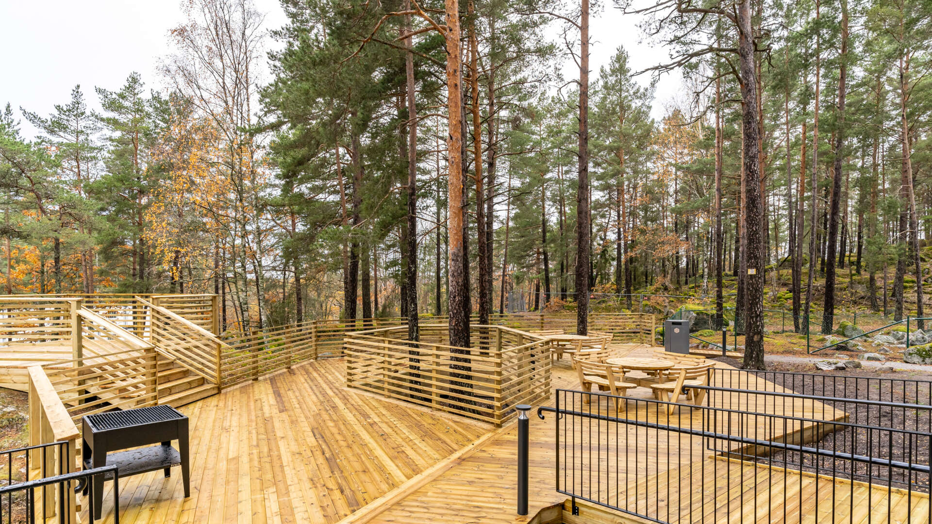 Trädäck med  bänkar utanför huset