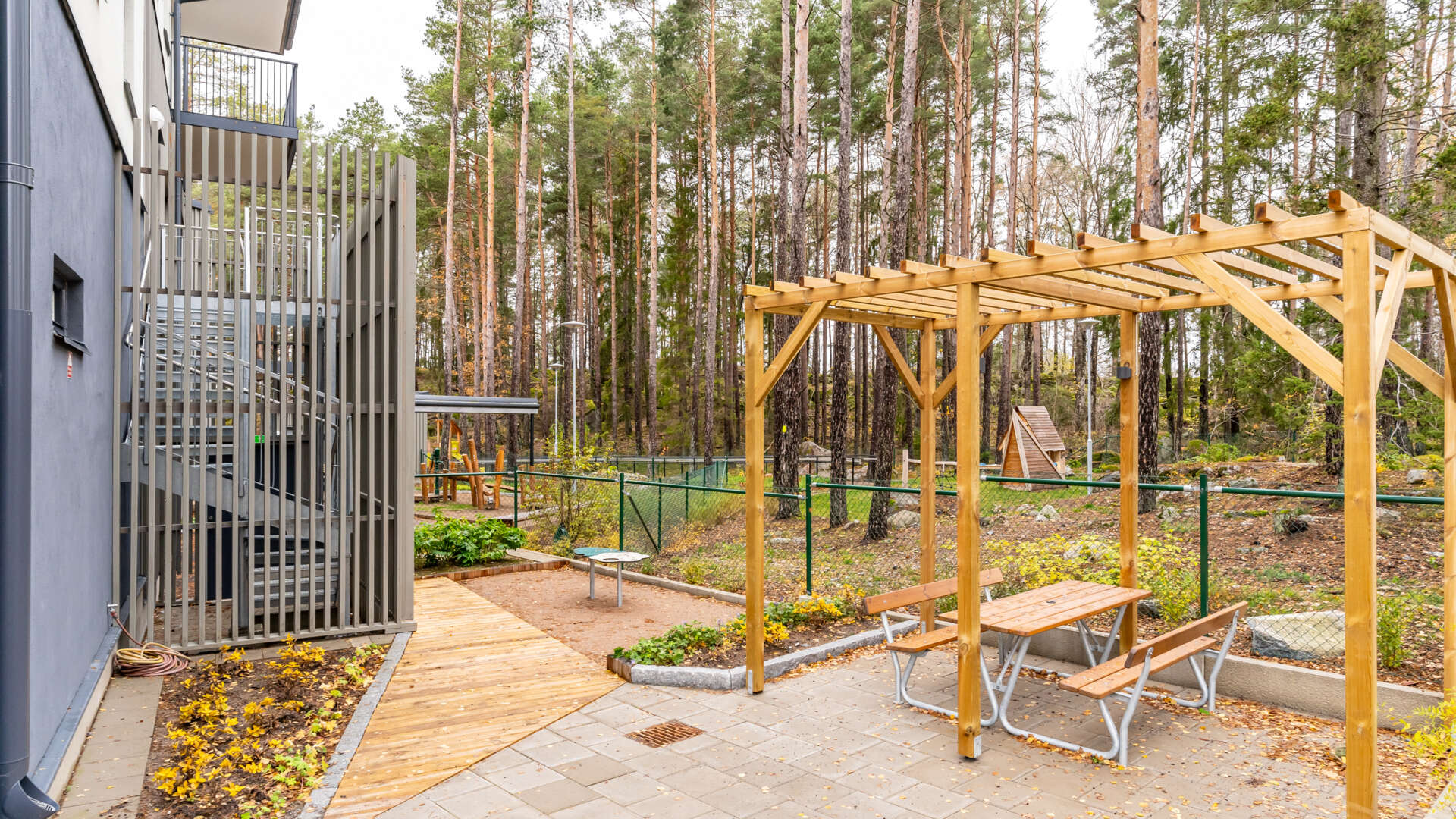 Uteplats mot skogen