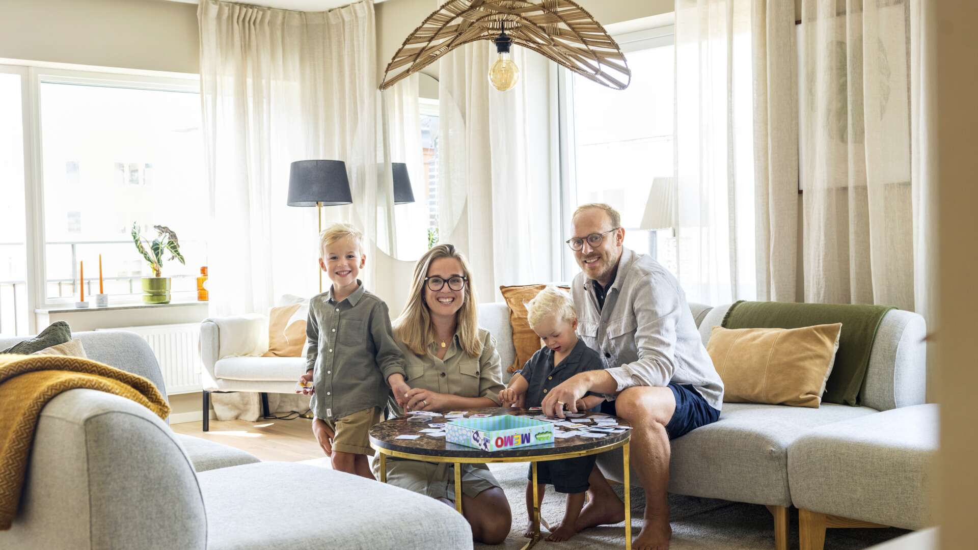 Tove och Johan med barnen i vardagsrummet