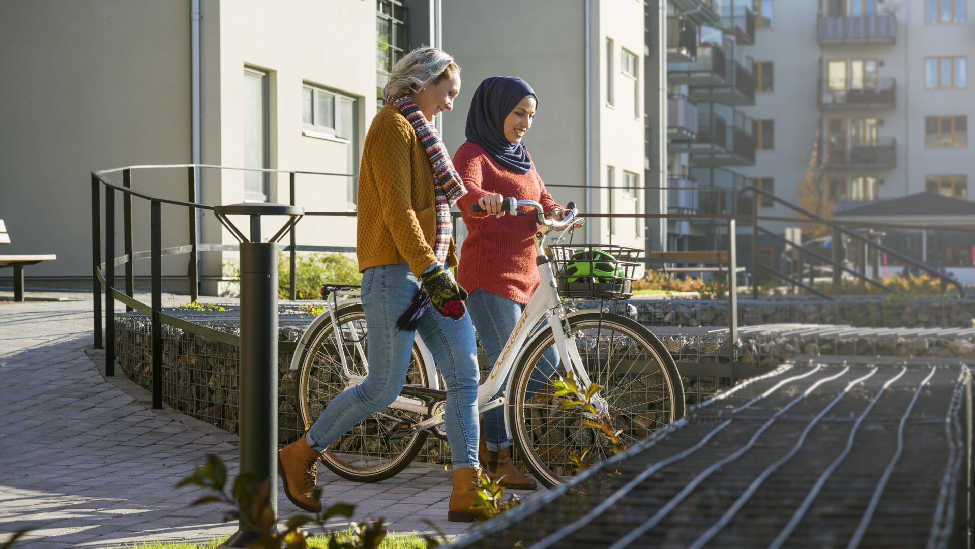 Två granntjejer med cykel på en innergård